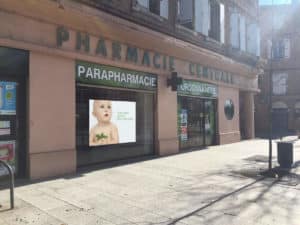 Écran géant LED vitrine de la pharmacie d'Albi