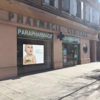 Écran led vitrine de la pharmacie d'Albi