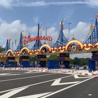 Ecran led exterieur au peage de disneyland Paris