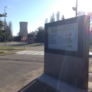 Totem video exterieur plein soleil