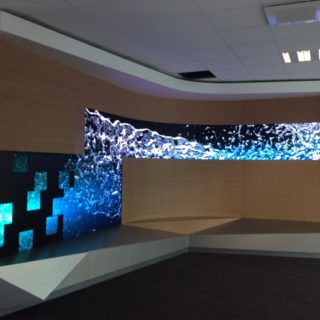 Mur led curve dans le showroom