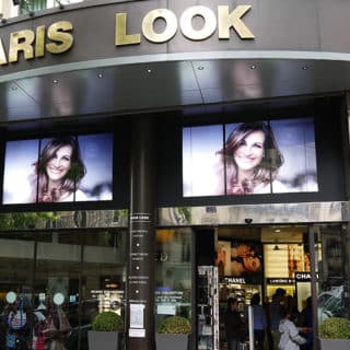 Paris ecran vitrine boutique l'oreal Dynascan