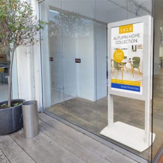 Totem design pour ecran haute luminosité vitrine