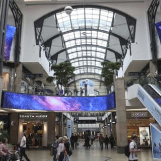 Écran géant LED intérieur , mur led spectaculaire pekason daktronics centro