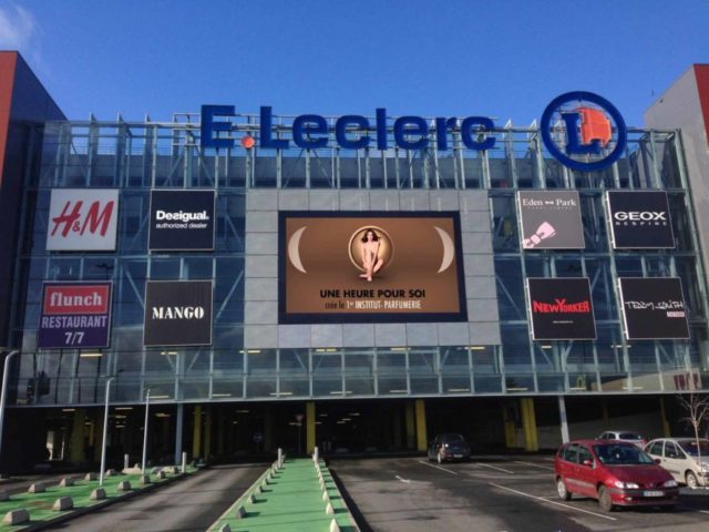 écran led extérieur en façade du centre commercial Leclerc