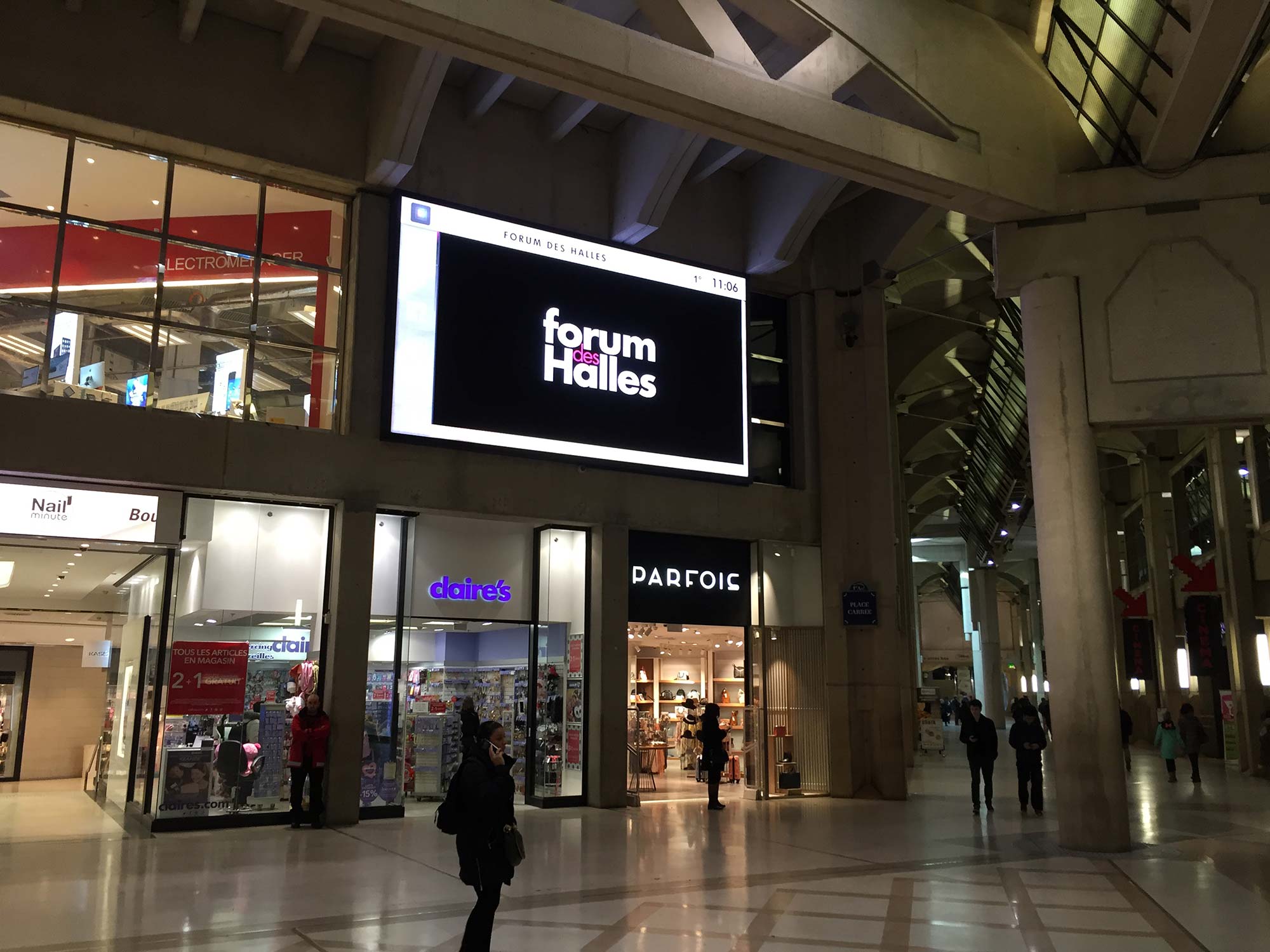 Ecran geant interieur du Forum des Halles