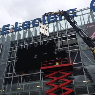 Installation avec grue de l’écran