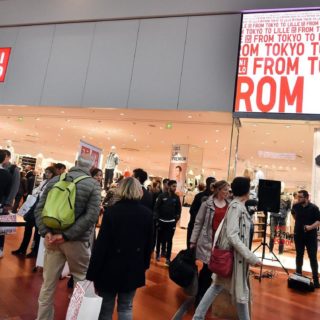 Écran géant LED en façade de la boutique Uniqlo