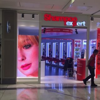 Écran led vitrine shampoo depuis la galerie marchande