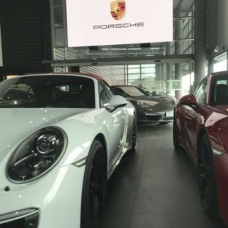 écran mur LED en concession automobile Porsche