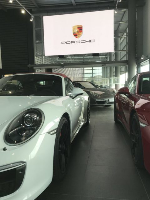 Mur vidéo LED en concession Porsche