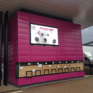 Panneau publicitaire LED en façade du Parc des expositions de Rouen