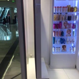 Mobilier sur mesure pour l’écran led vitrine