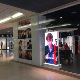 Écran LED vitrine pour salon de coiffure