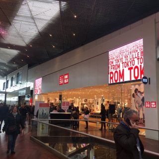 mur led en facade de la boutique Uniqlo