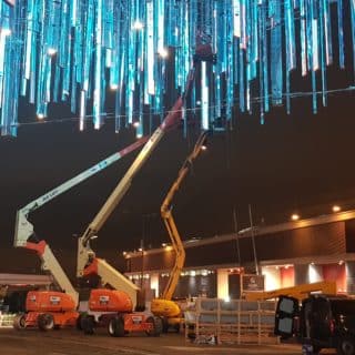 Fixation des pendrillons LED du parc des expositions