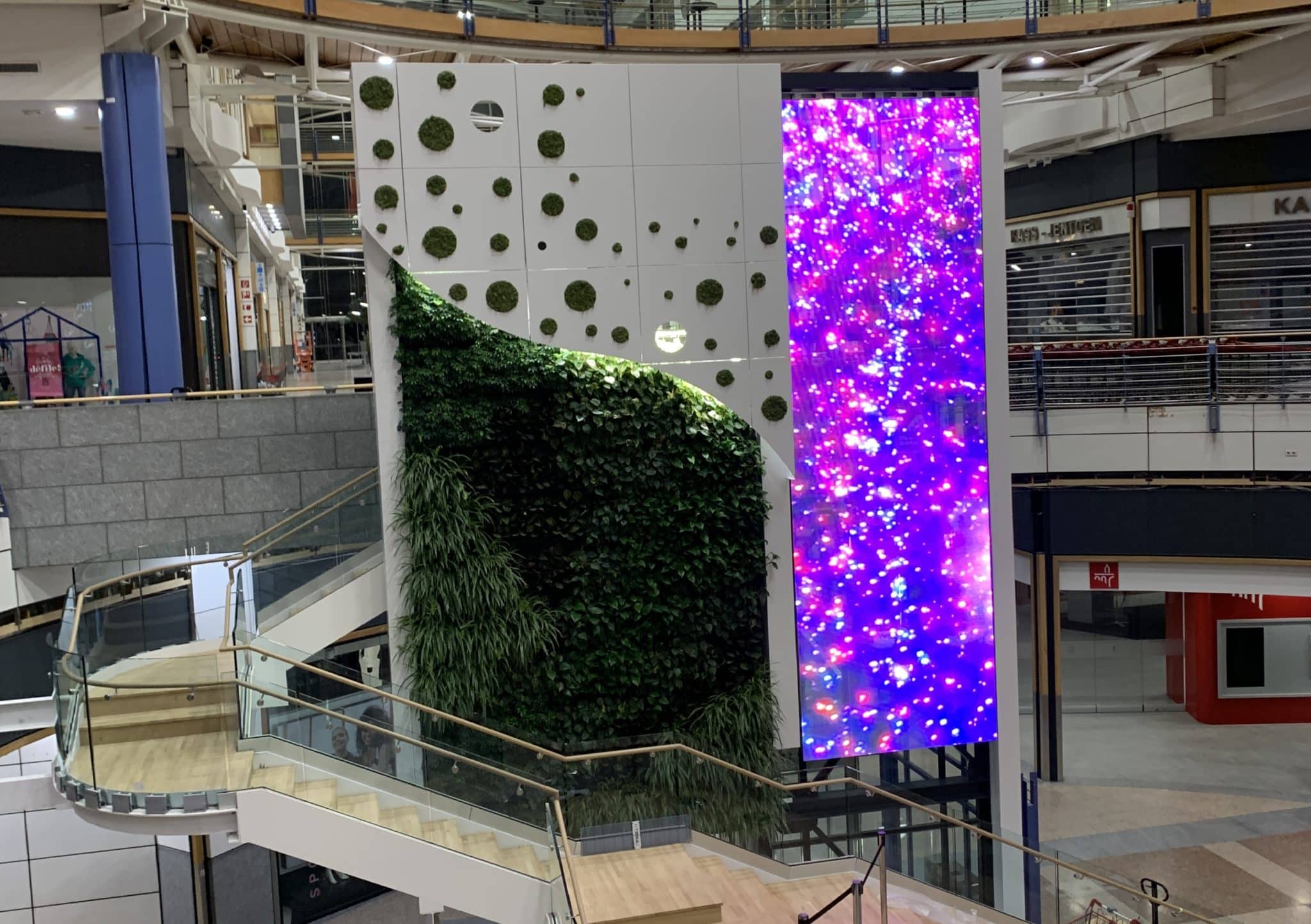 Ecran video transparent sur ascenseur centre commercial luxembourg