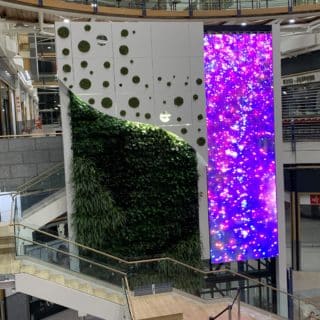 Ecran video transparent sur ascenseur centre commercial luxembourg
